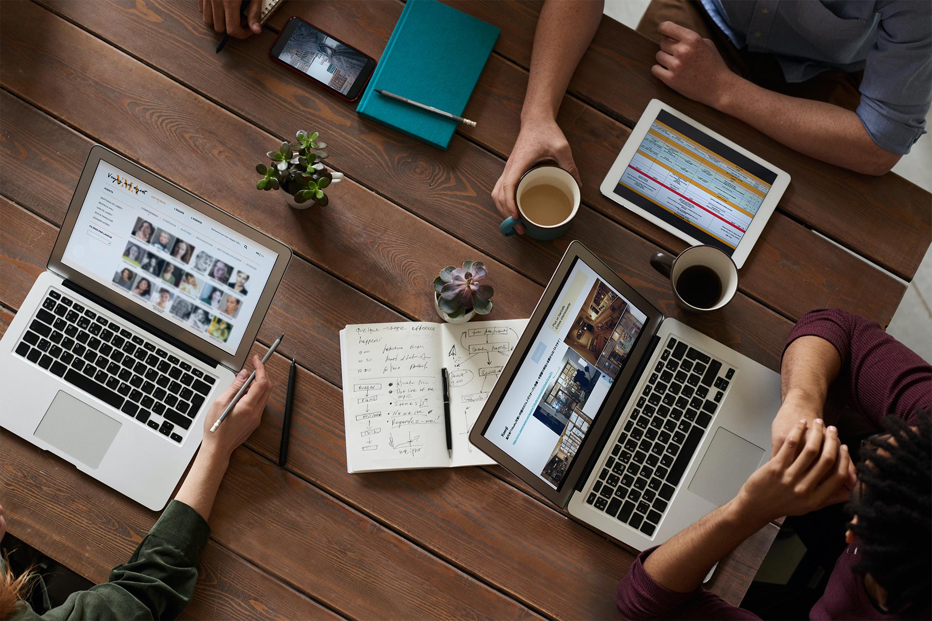 Des collègues en pleine réunion dans un coworking